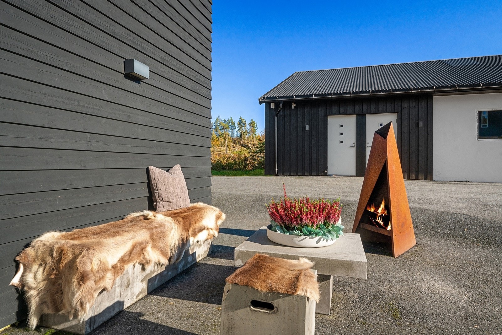 Hyggelig bålplass ved inngangspartiet. Galleribilde