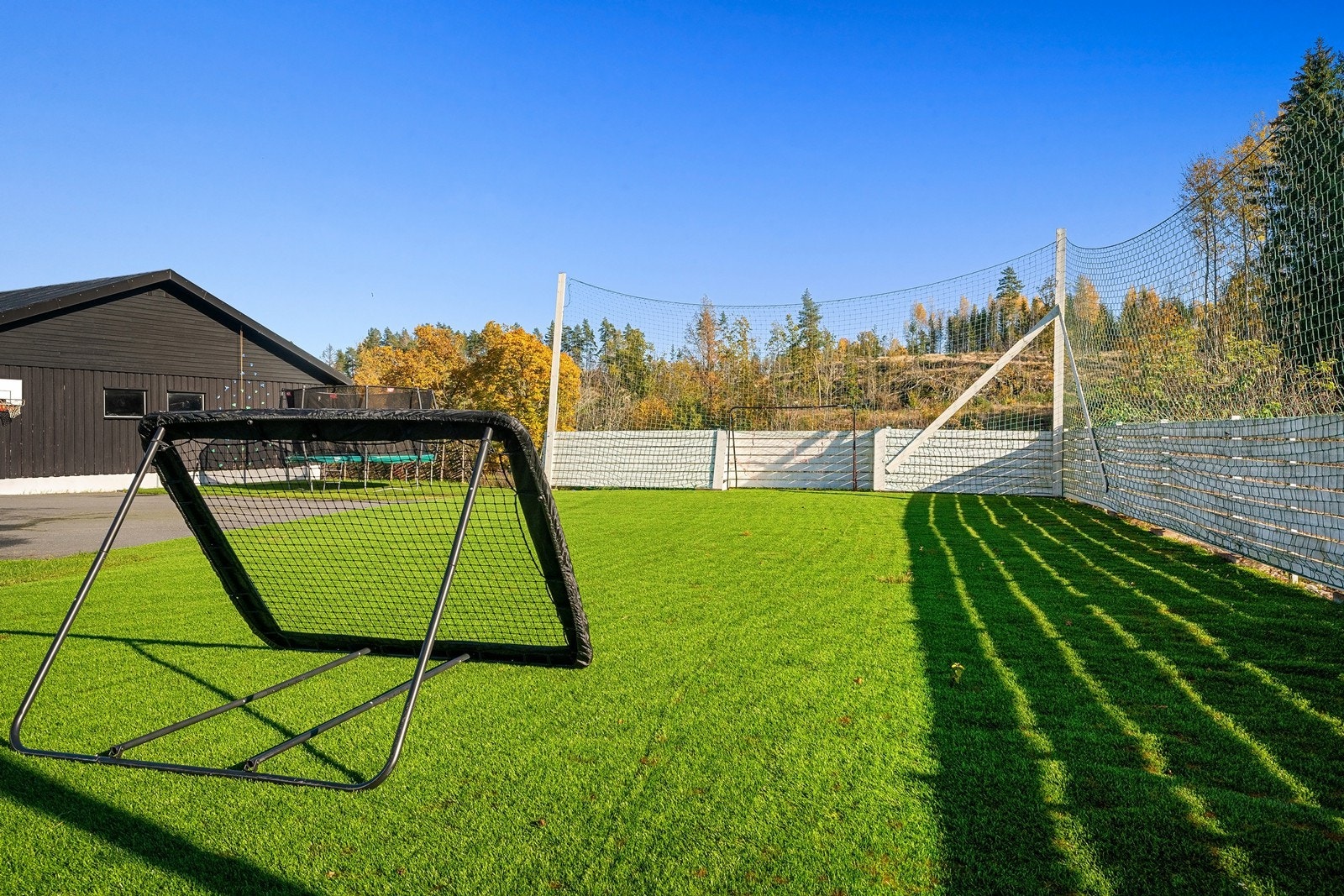 Det ultimate utearealet for barn i alle aldre - med fotballbane, trampoline og klatrevegg. Galleribilde