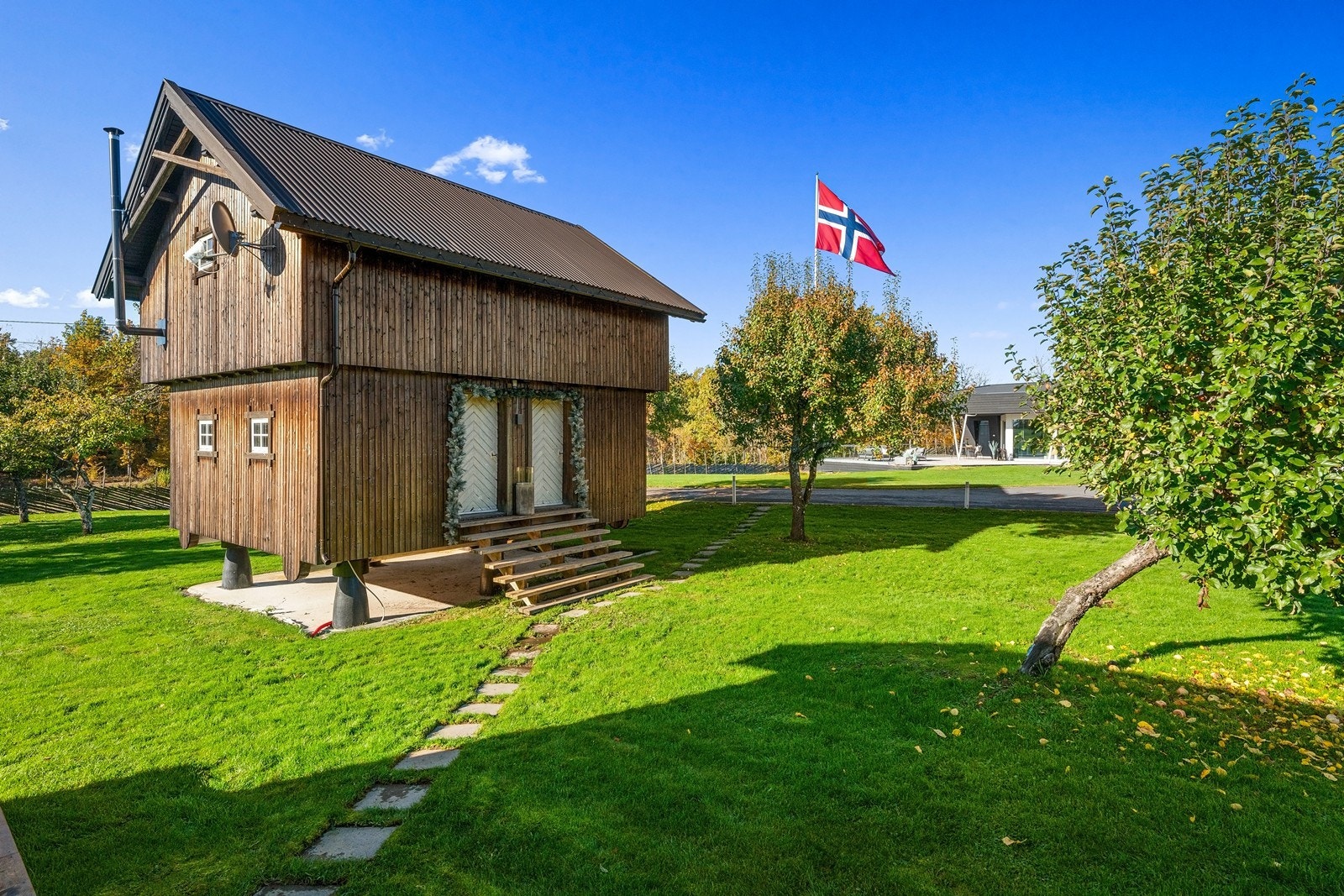 Velholdt stabbur med fantastisk sjarm og et snev av kulturhistorie. Bonderomantikk anno 2024! Galleribilde