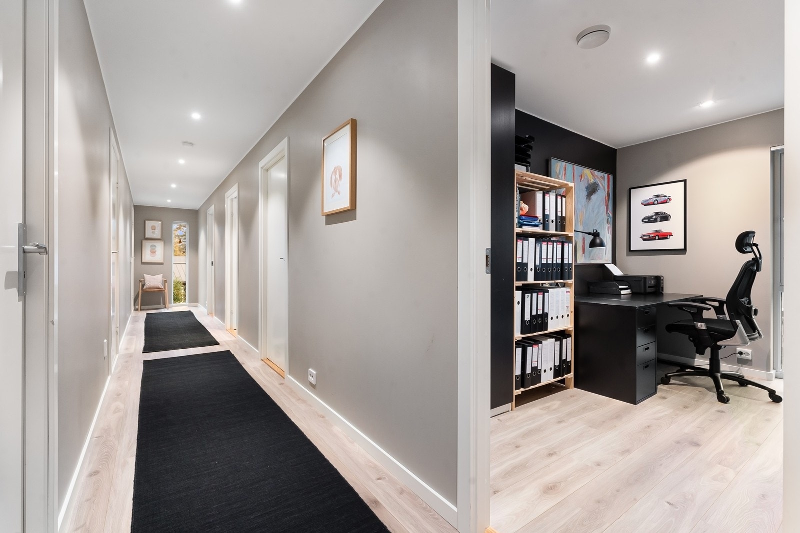 Gang med adkomst til flere soverom, to bad og en bod. To av soverommene brukes i dag som kontor. Galleribilde