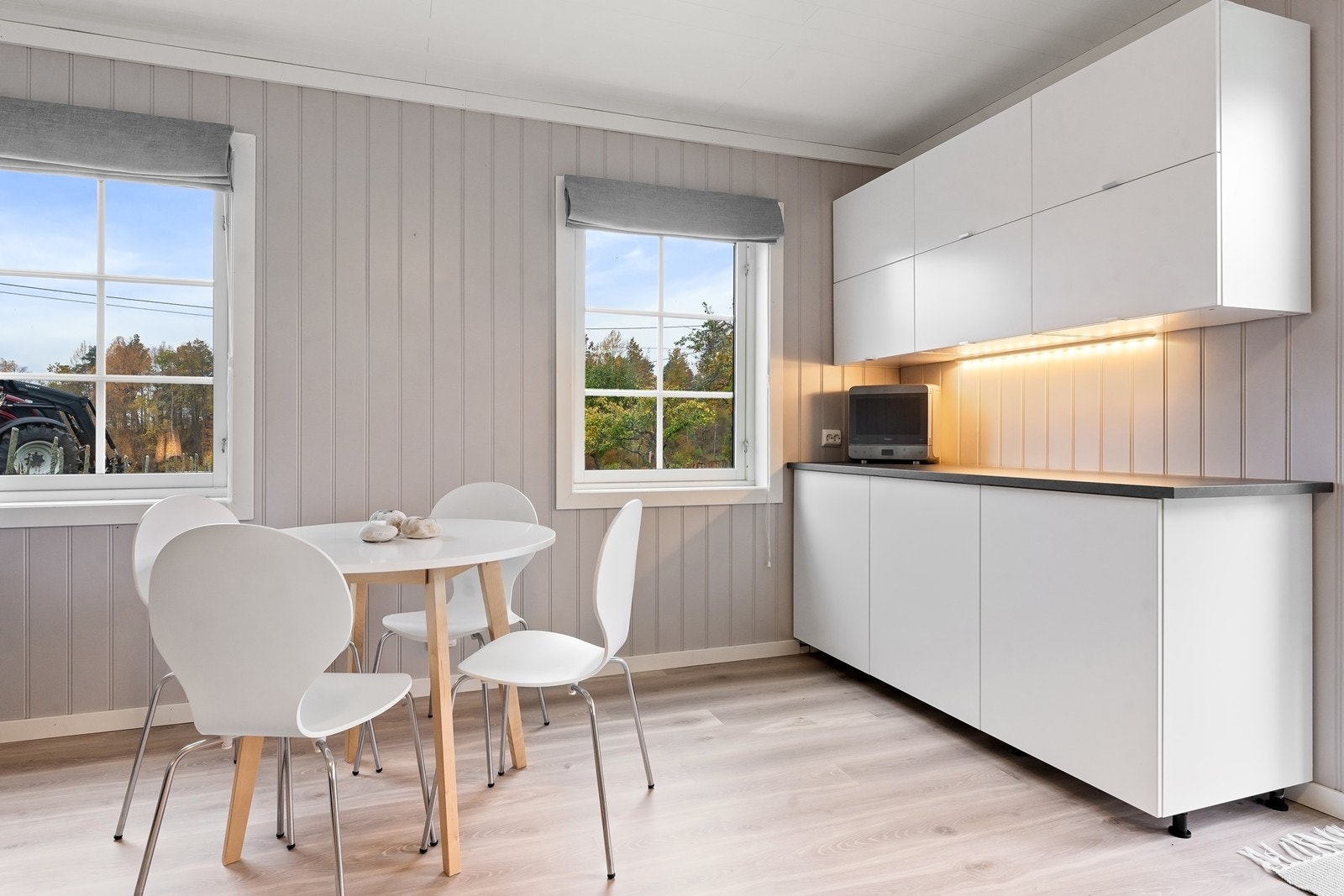 Det er montert innredning med skap og benkeplate. Galleribilde