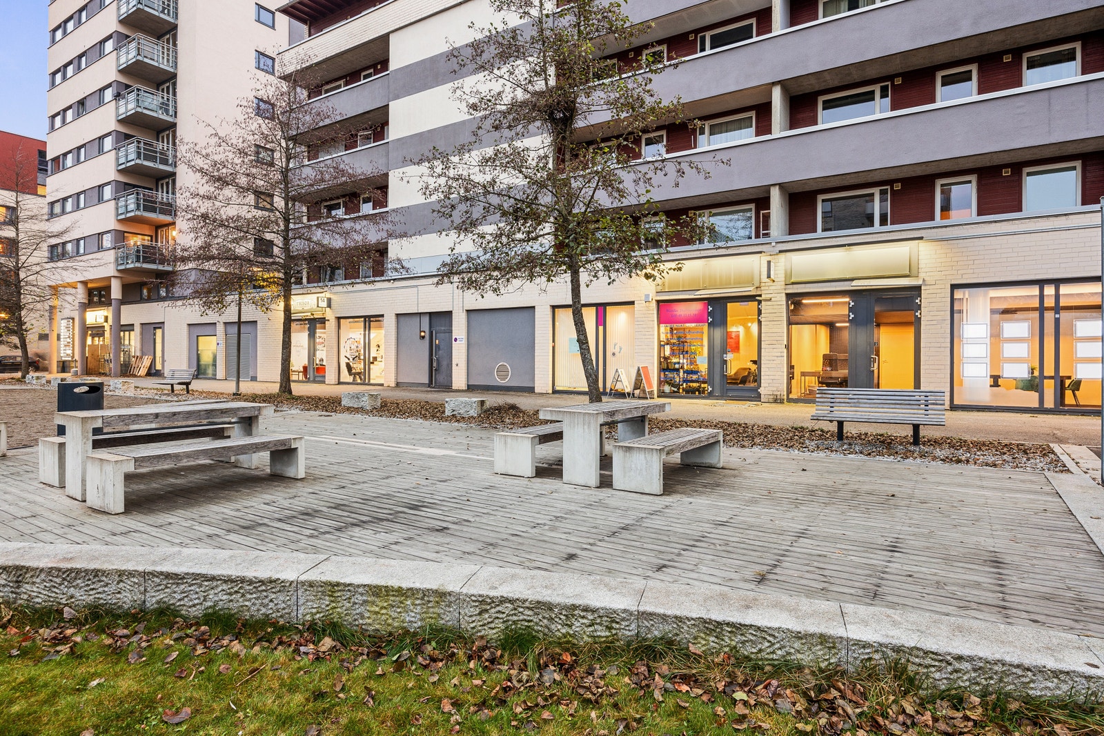 Triaden ligger kun noen få hundre meter unna lokalet, og senteret har et bredt tilbud av butikker, restauranter og andre servicefasiliteter. Galleribilde
