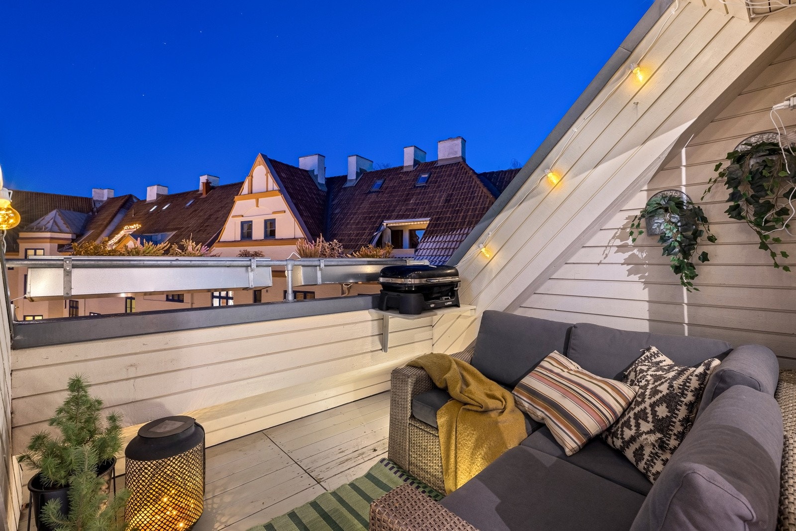 Utenfor loftstuen er det en privat takterrasse. Galleribilde