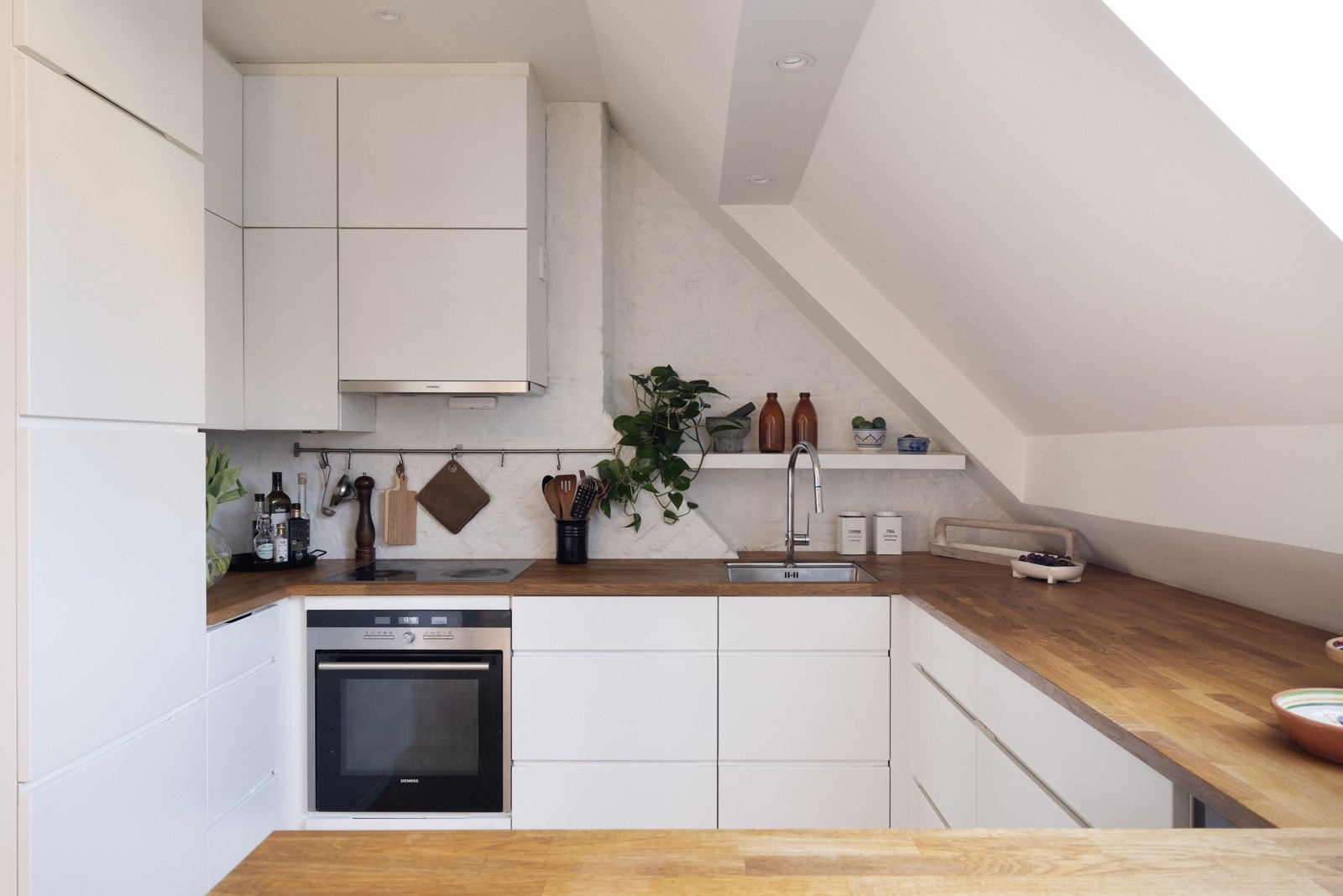 Kjøkkenet er fra 2022 og har integrerte hvitevarer og vinskap. Galleribilde