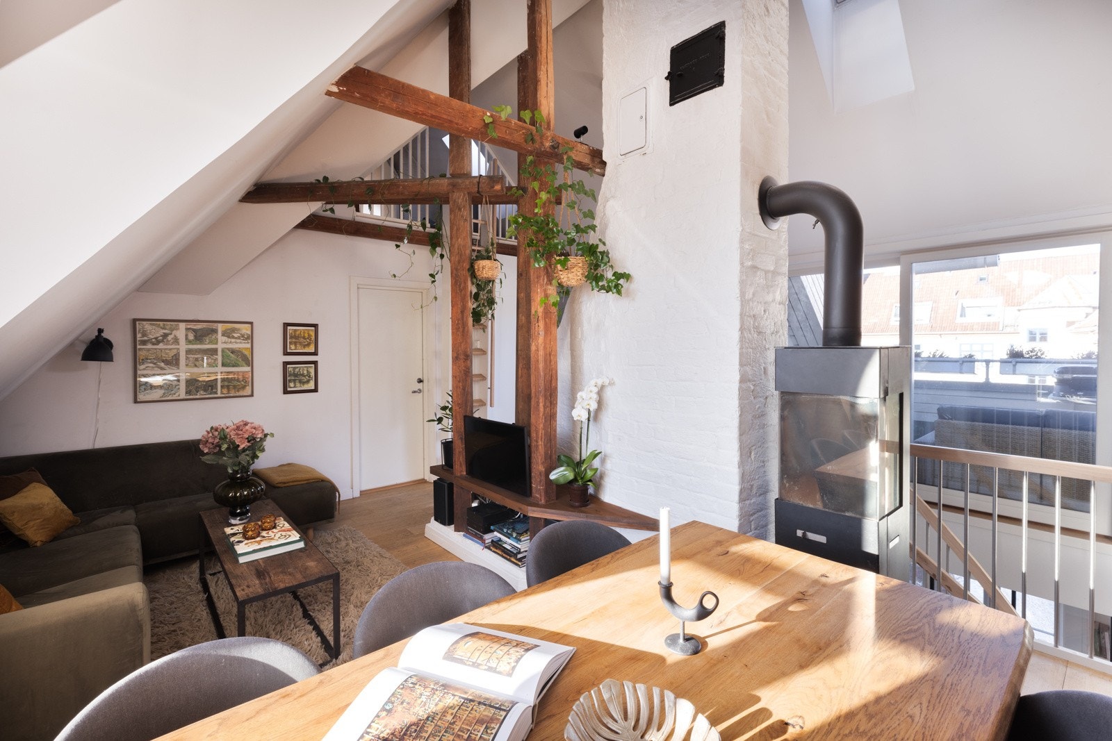 Ildsted i begge etasjene gjør at man får lun varme fra vedfyring på de kalde dagene. Galleribilde