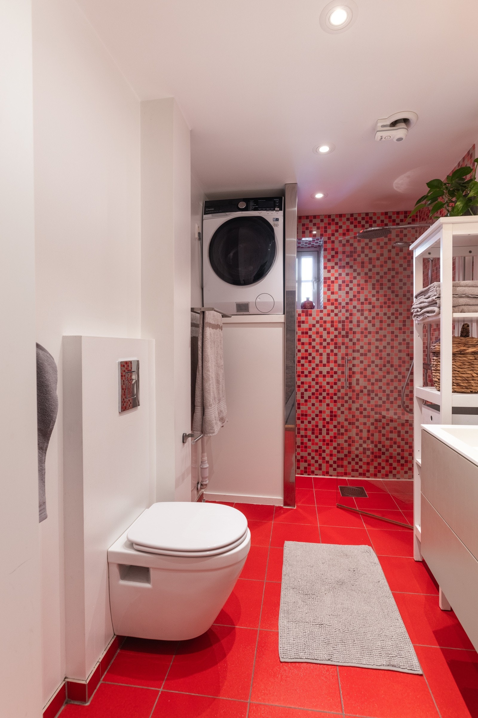 Varmekabel i badegulvet gir god varme i rommet og et behagelig gulv å trå på. Galleribilde