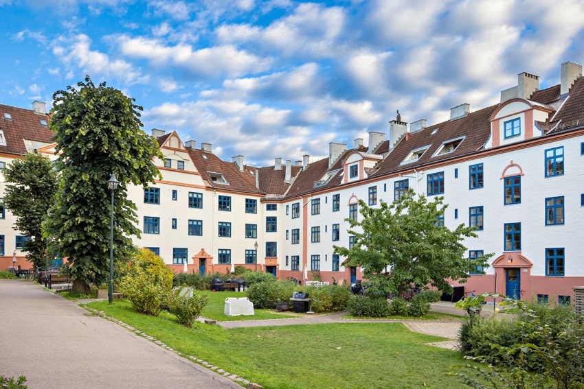 Det nydelige gårdsrommet er en skjermet og grønn "oase" midt i byen. Galleribilde