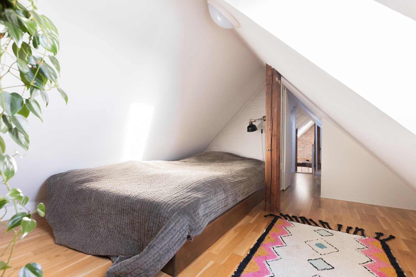 Hemsen har to takvinduer som gir godt overlys. Rommet er byggemeldt som bod. Galleribilde