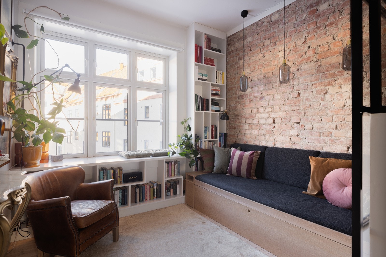 Stuen i tredje etasje har en plassbygget sovesofa. Rommet kan lukkes med skyvedør i smijern. Galleribilde