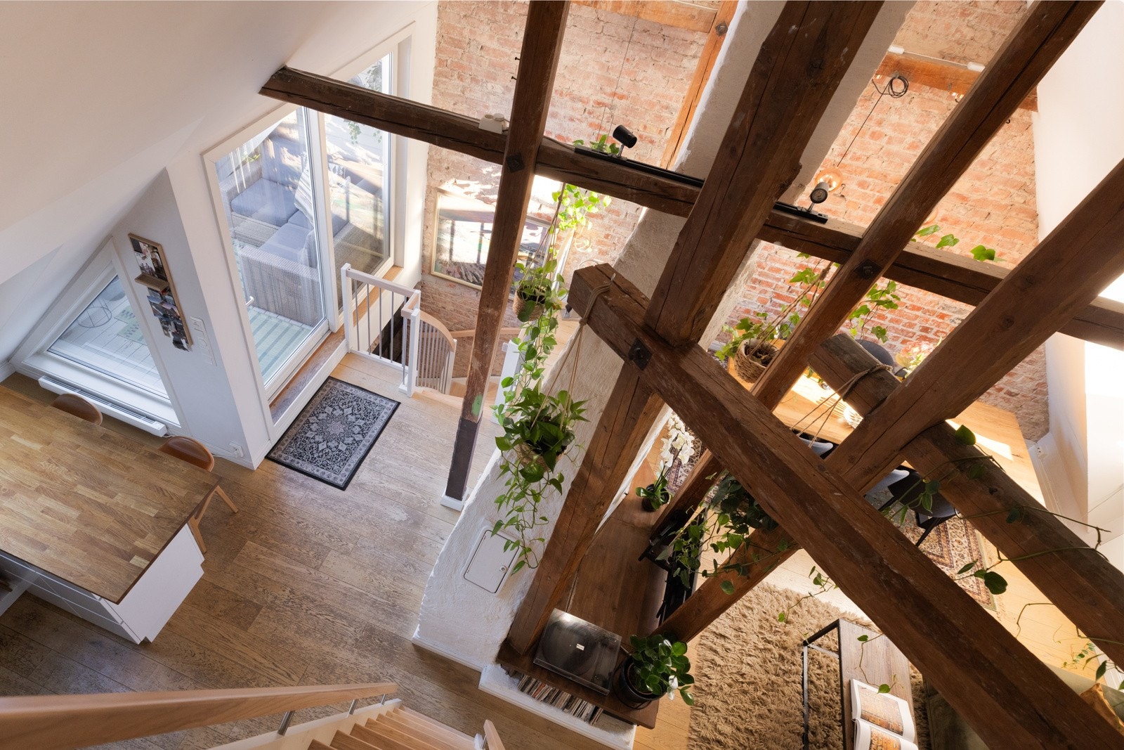 Stor takhøyde (4,60 meter) og synlige bjelker gir en helt unik opplevelse. Galleribilde