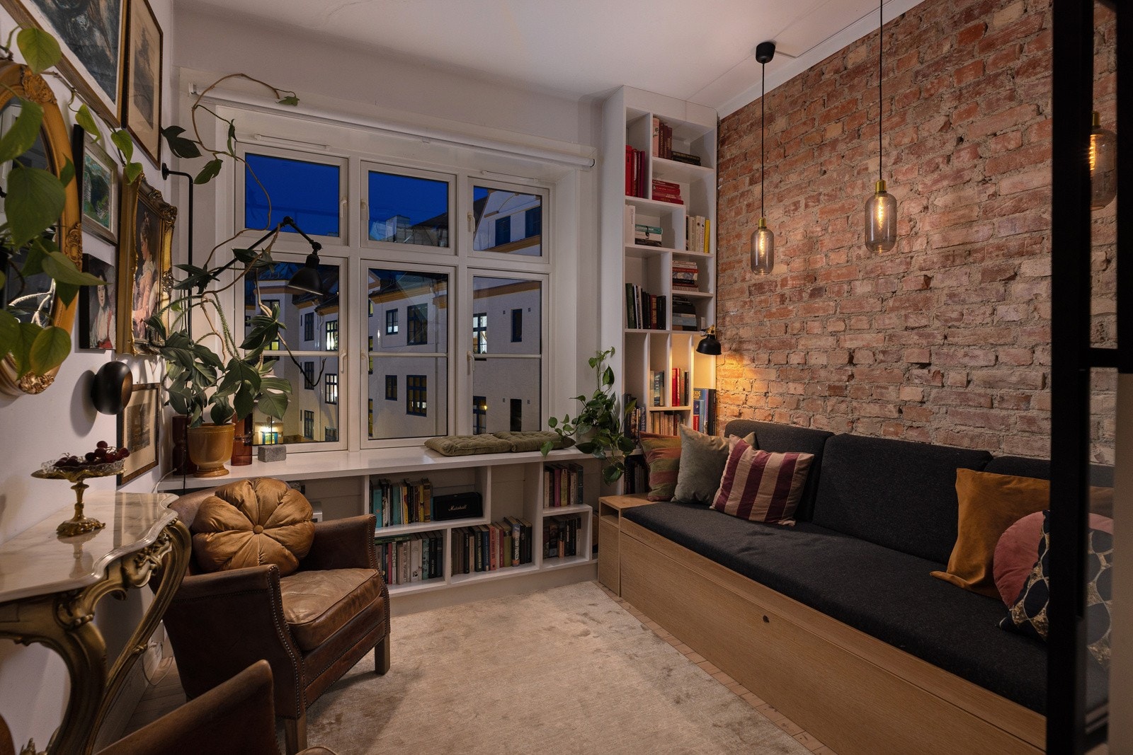 Stuen i den nederste etasjen kan benyttes som soverom/gjesterom ved behov. Sovesofaen følger boligen. Galleribilde