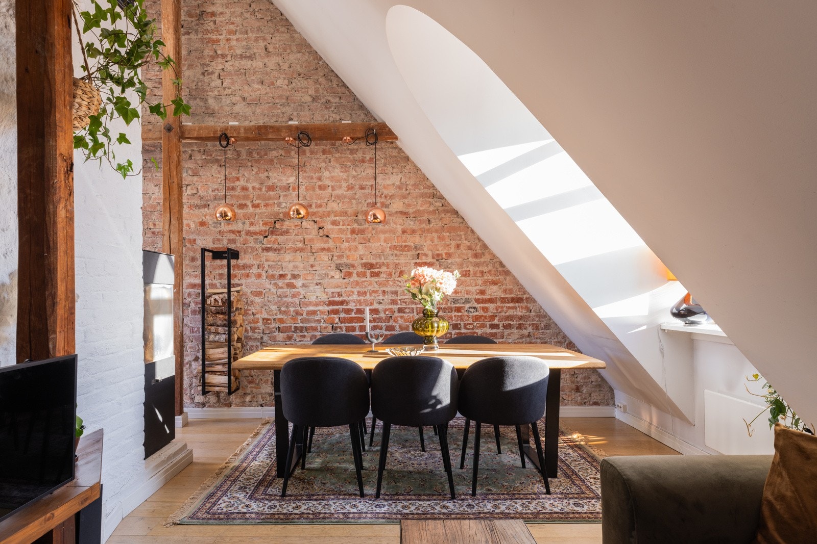 Arker og takvinduer gir et herlig lys i boligen. Galleribilde