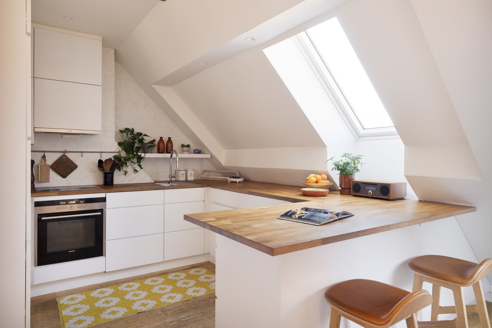 Kjøkkenet (oppgradert 2022) har god arbeidsplass og mye benkeplass. Galleribilde