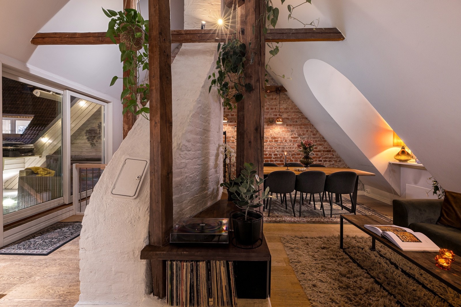 Kveldslyset på himmelen bidrar til en nydelig, skiftende stemning i loftsetasjen. Galleribilde