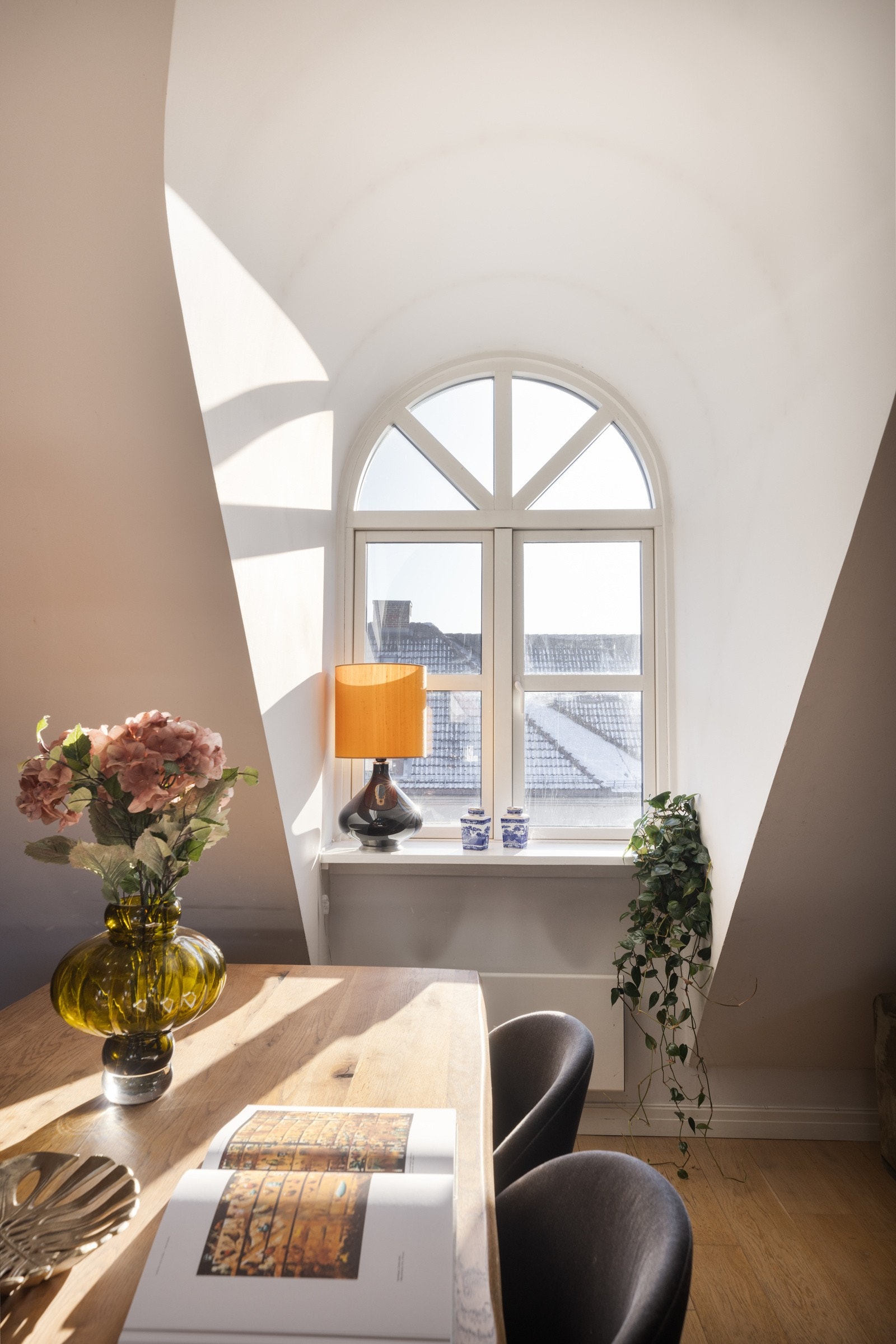 Det kommer rikelig med naturlig dagslys inn i boligen. Galleribilde