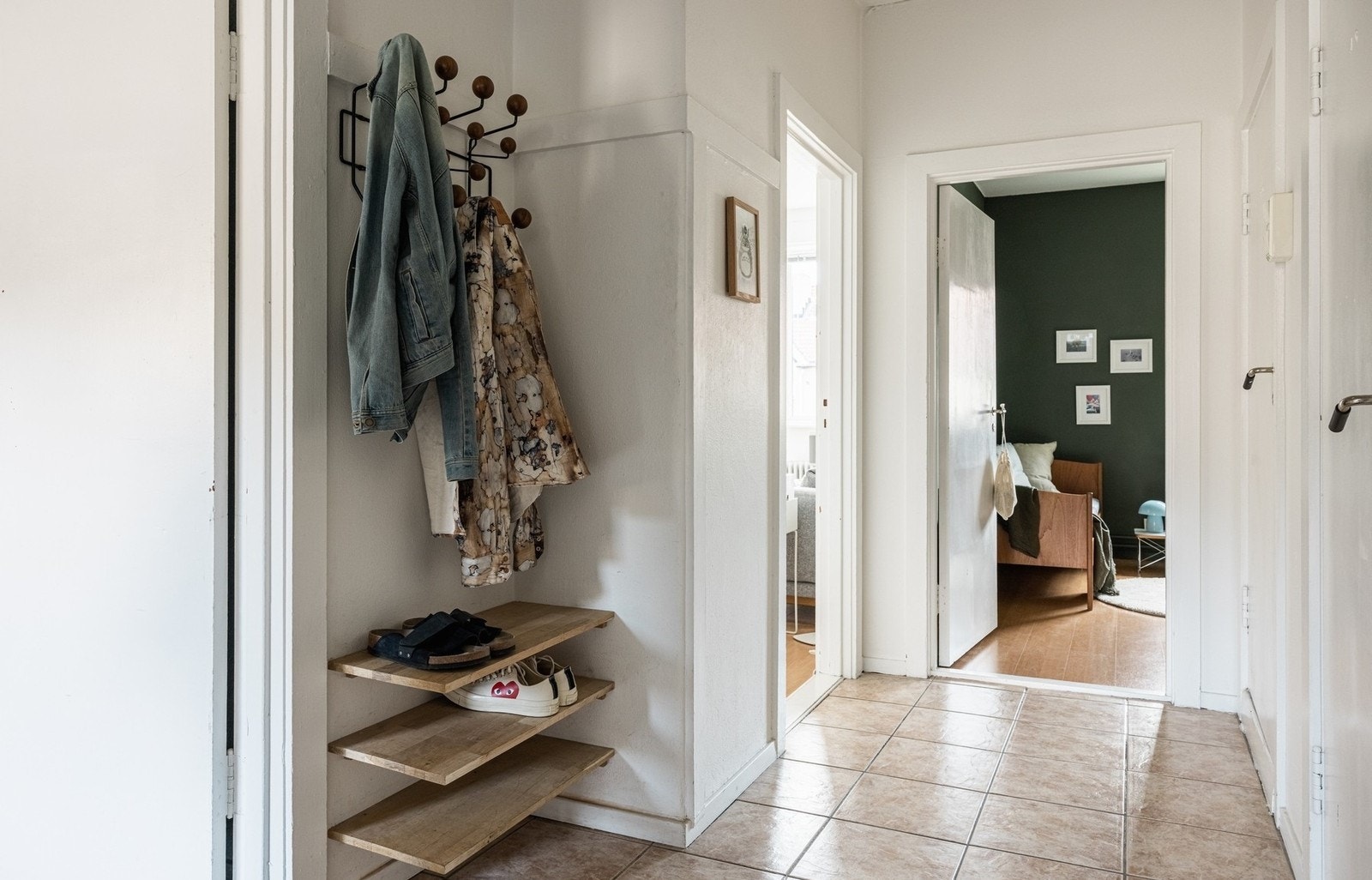 Velkommen inn! Entre med plass til oppheng av klær og sko. Galleribilde