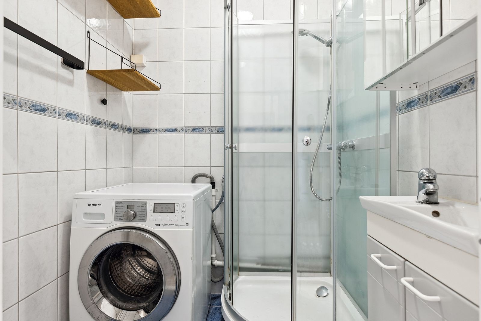 Pent flislagt bad. Vaskemaskin medfølger Galleribilde