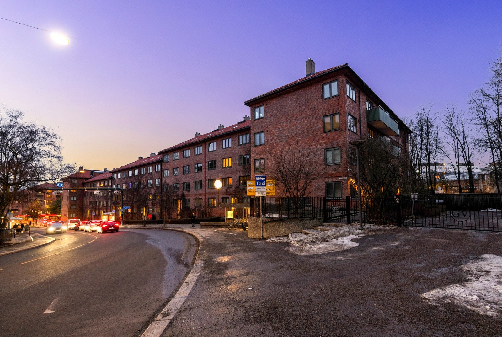 Fasade på kveldstid. Galleribilde