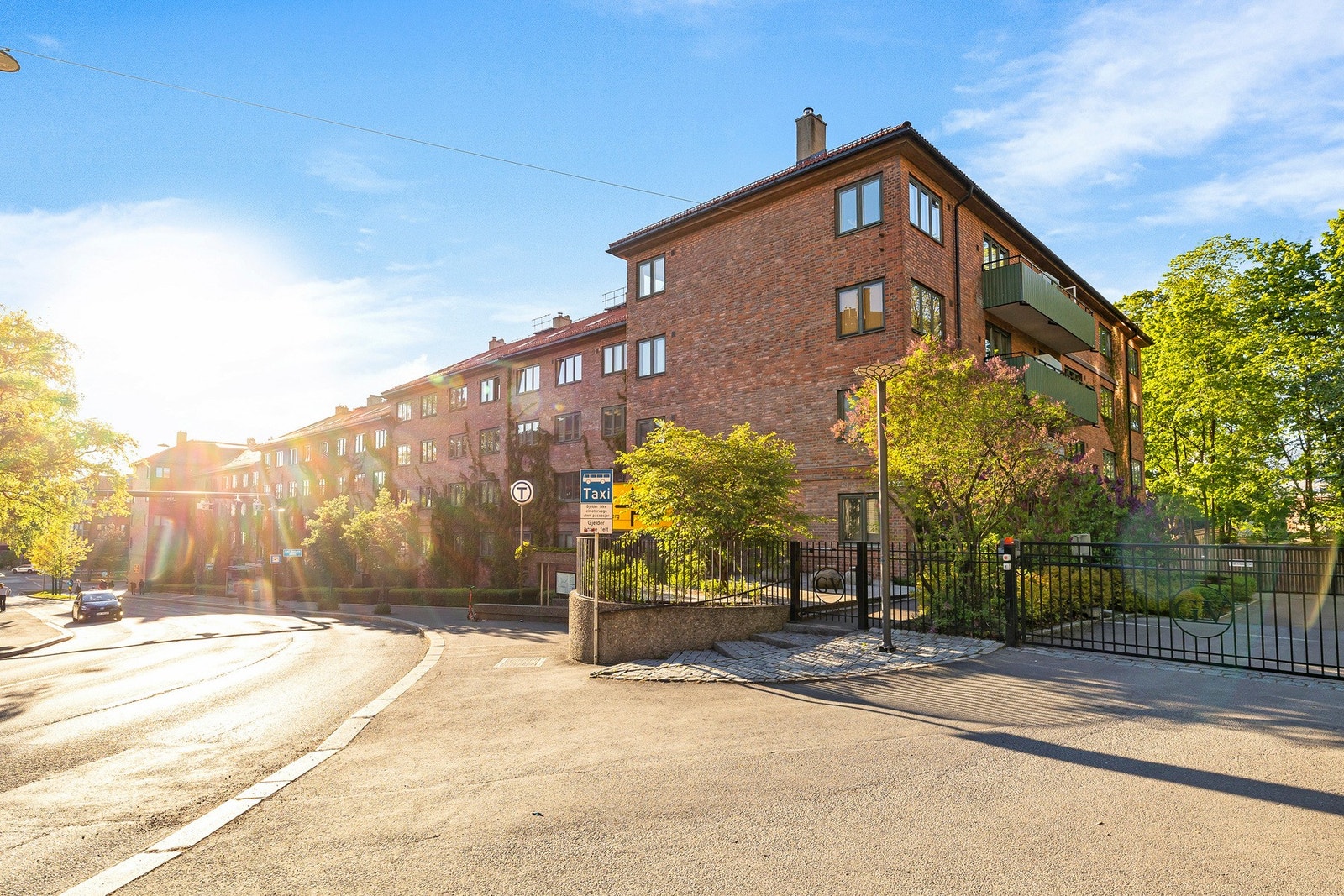Fasade på sommerstid. Galleribilde