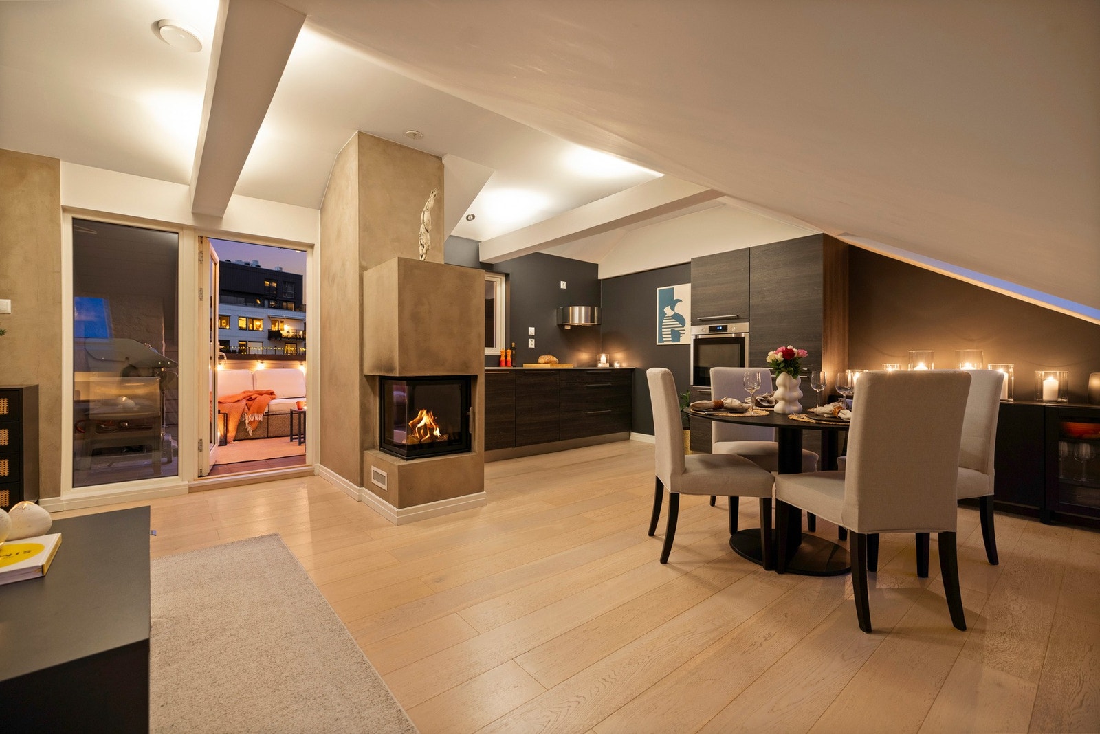 Leiligheten har en uslåelig kveldsstemning med en perfekt kombinasjon av sjarmerende trekk med synlige trebjelker, peis og skråtak og moderne standard fra 2014 da det ble bygget om fra råloft. Galleribilde