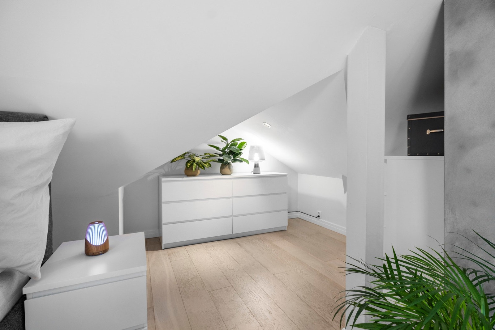 Det er rikelig plass til kommoder for ekstra lagring og oppbevaring. Galleribilde