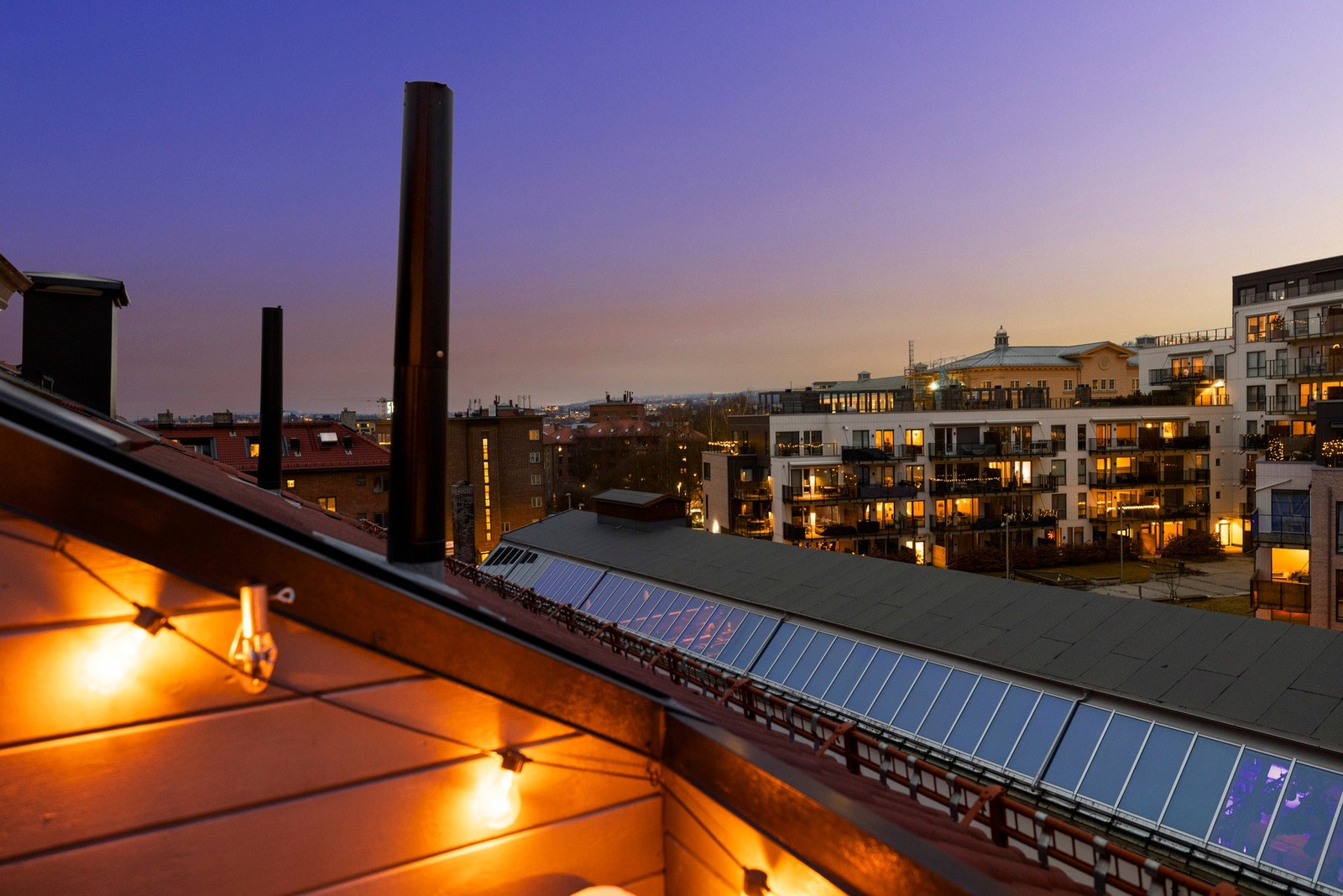 Nå har du muligheten til å sikre deg en leilighet av de sjeldne med egen takterrasse, stemningsfull peis, gjennomgående god standard og ikke minst en svært ettertraktet beliggenhet på Carl Berner. Galleribilde