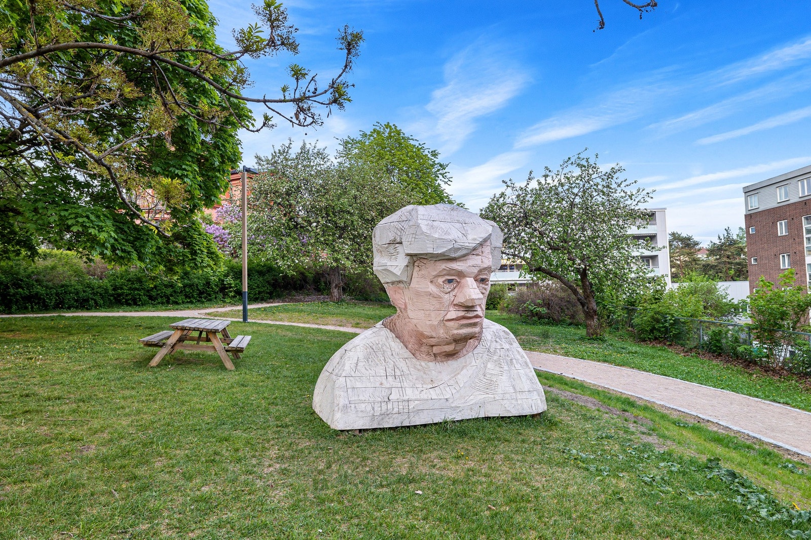 Leiligheten er omringet av mange hyggelige parker som Torshovdalen, Tøyenparken, Sofienbergbarken, Birkelunden og Botanisk hage. I området er også en skulpturpark hvor det stilles ut de flotteste skulpturer fra Norsk billedhuggforening. Galleribilde