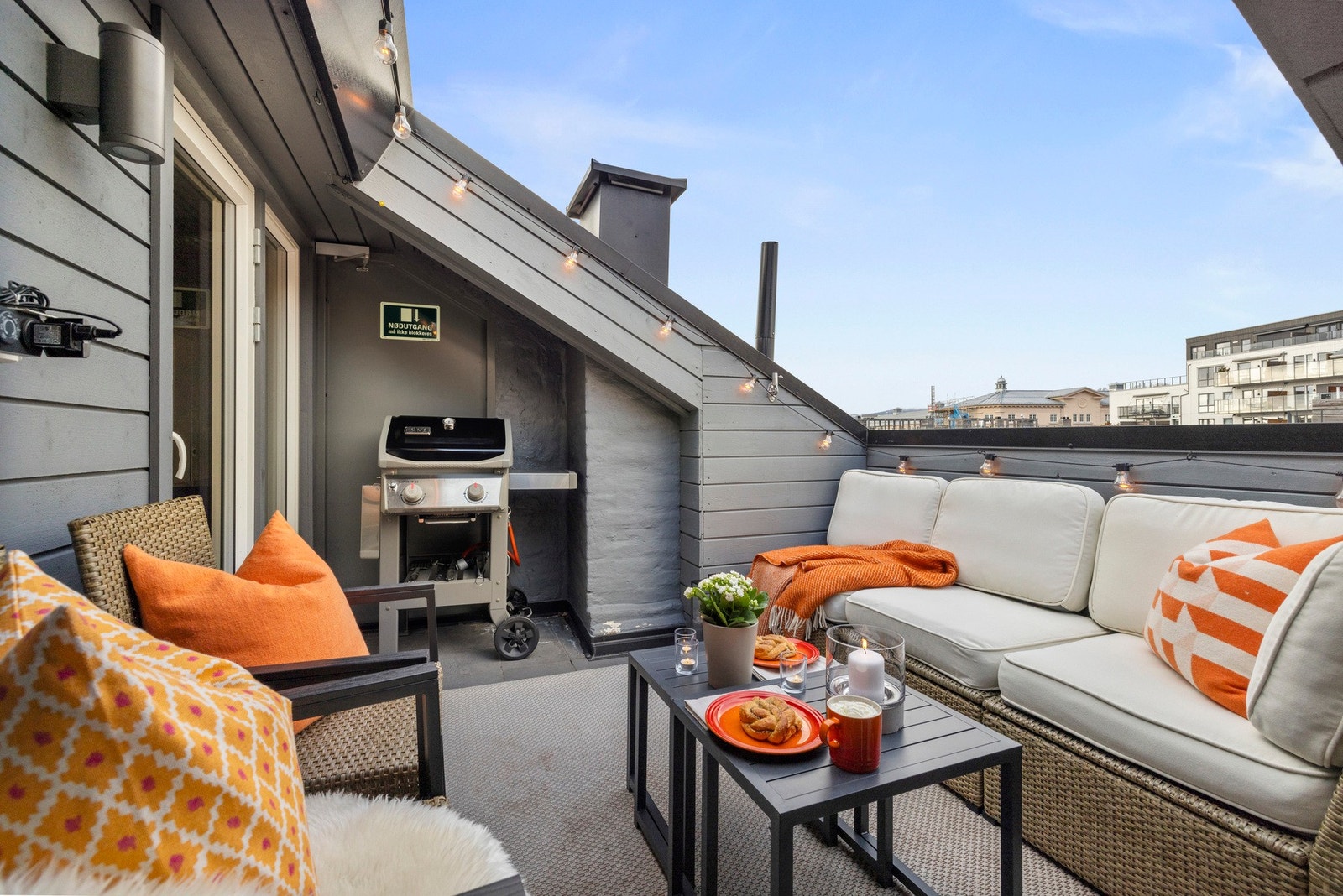 Leiligheten har en helt egen takterrasse på ca. 10 kvm som vender ut mot bakgården. Galleribilde