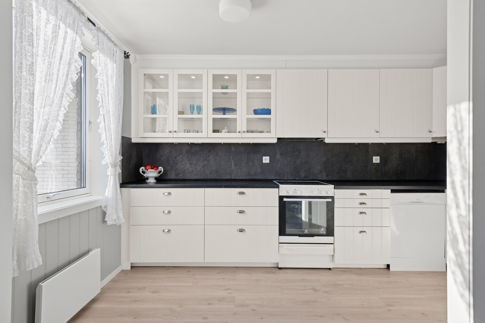 Innredningen har profilerte fronter og laminat benkeplate. Galleribilde