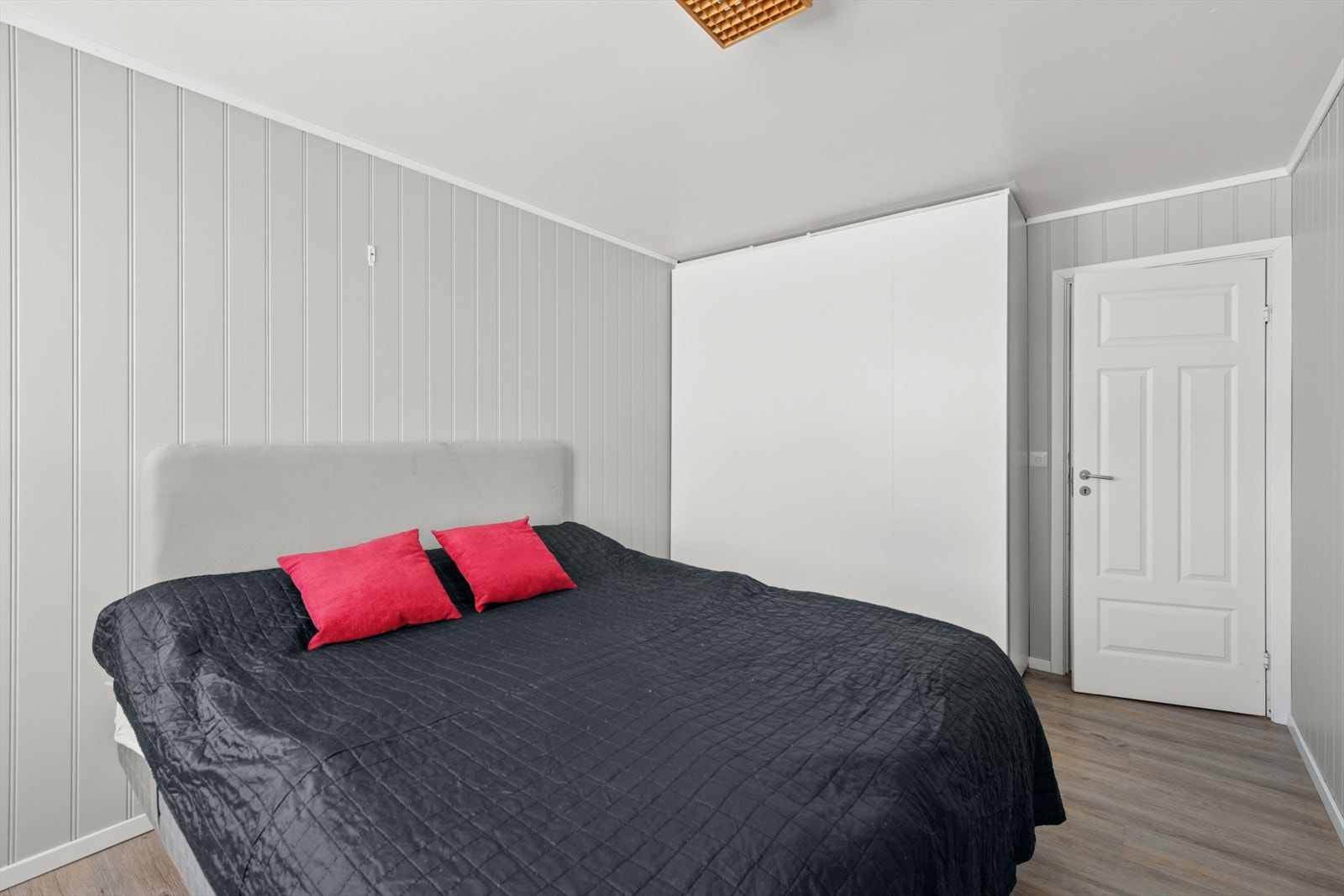 Her er det også et stort garderobeskap med god oppbevaringsplass. Galleribilde