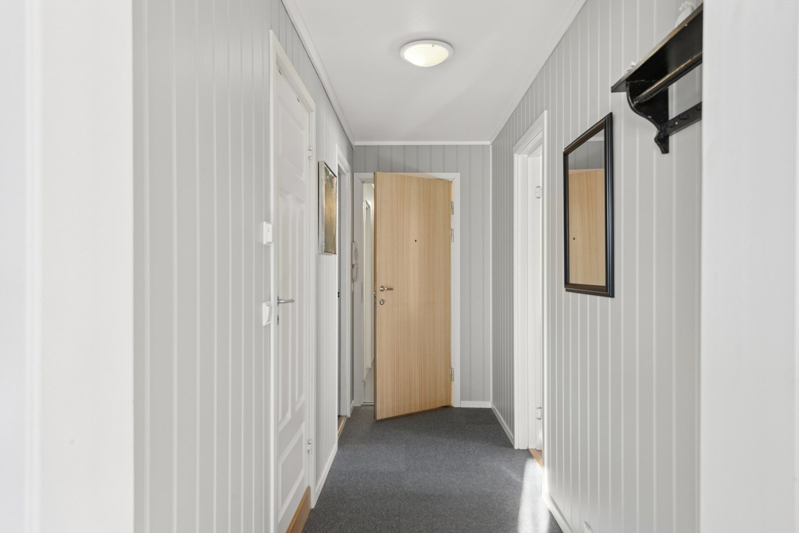 Her ønskes du velkommen inn i en entré med plass til å henge fra seg ytterklær. Galleribilde