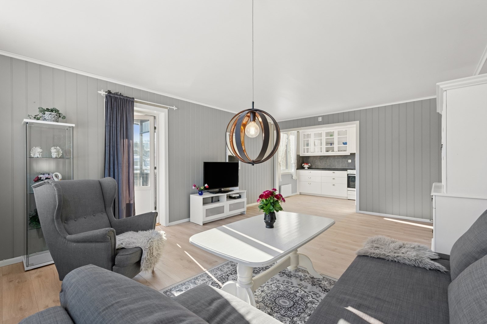 Stuen har plass til flere møbleringsmuligheter for å skape den stuen du selv ønsker. Galleribilde