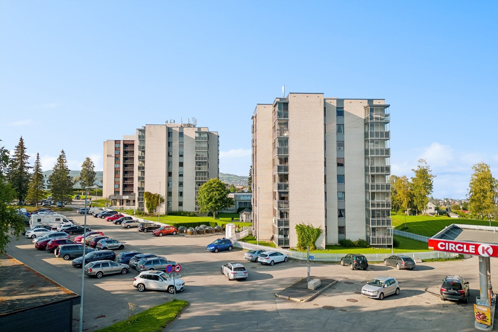 Det er asfalterte parkeringsplasser, ingen fast parkeringsplass, men muligheter for leie av garasjeplass etter ventelister. Ingen mulighet for el-bil lading. Galleribilde