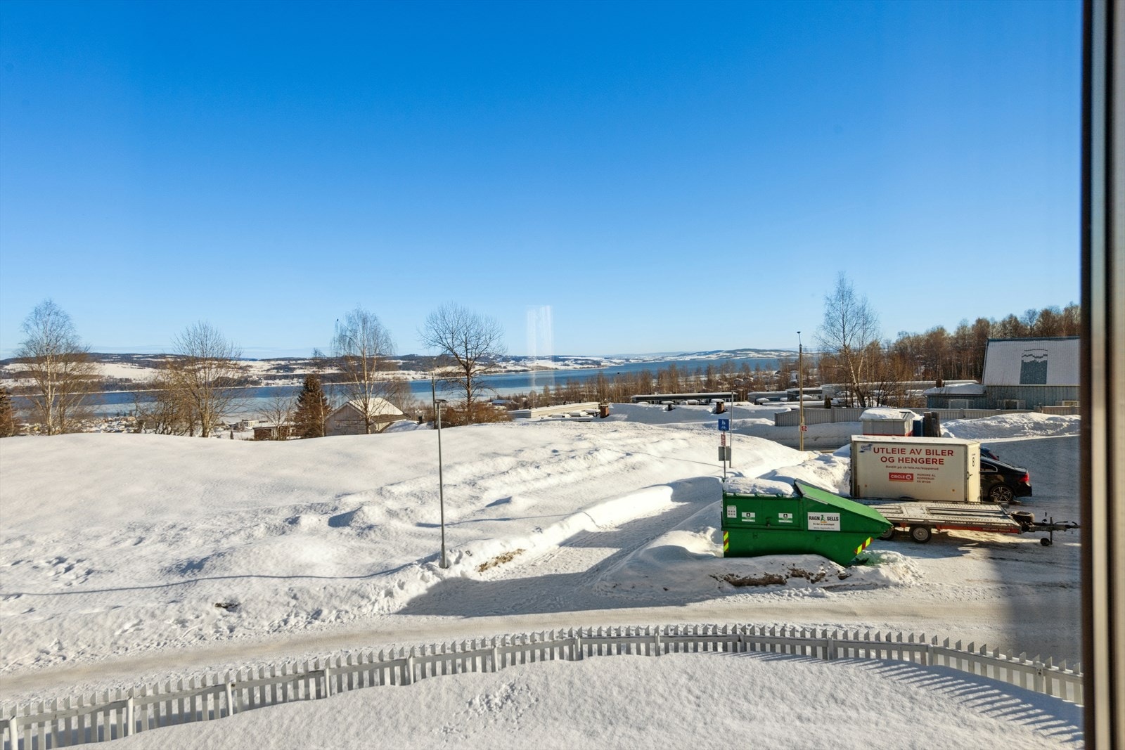 Fra leiligheten er det fin utsikt utover Mjøsa. Galleribilde