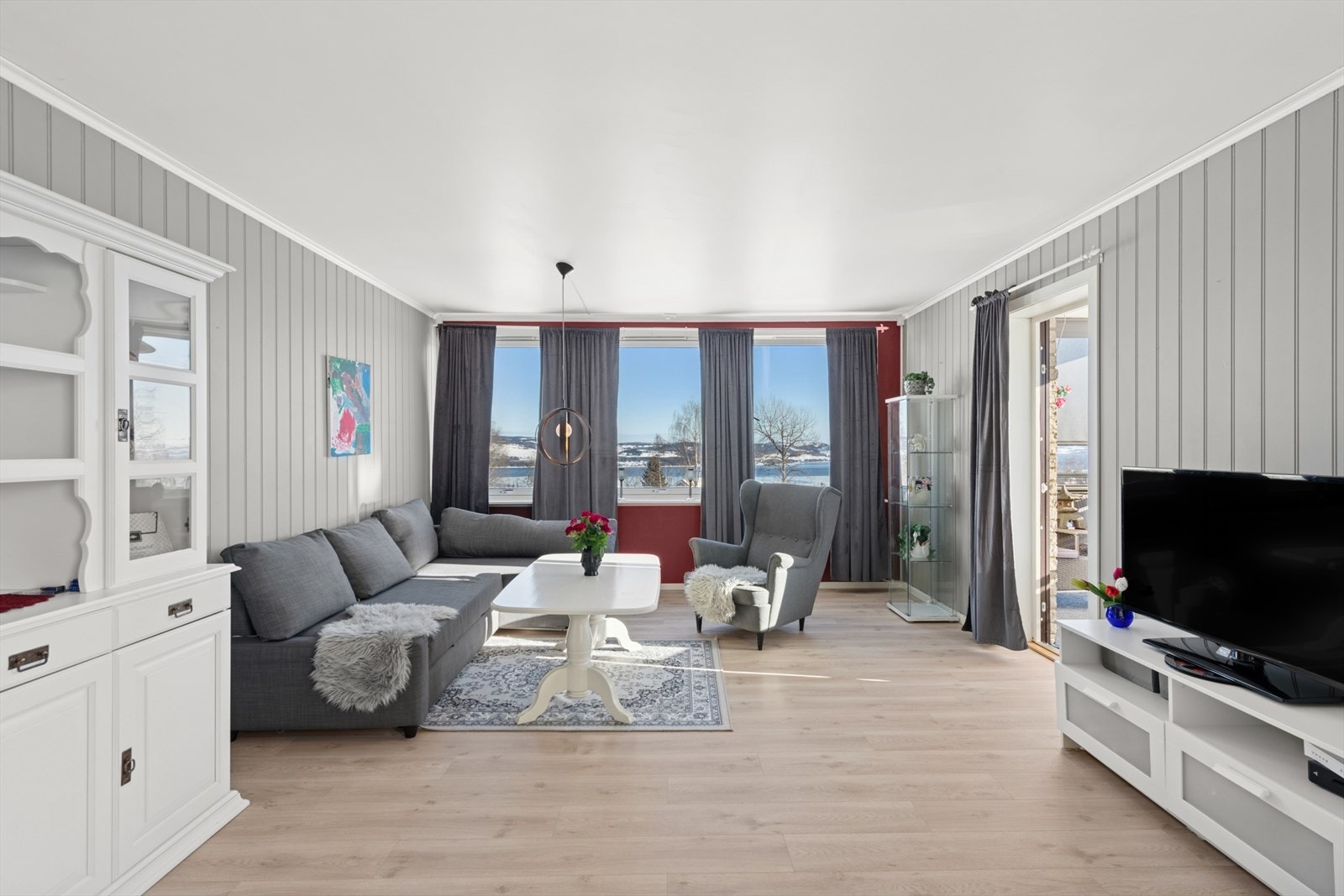 Her er flere store vindusflater som slipper inn mye naturlig lys og skaper en god atmosfære i rommet. Galleribilde