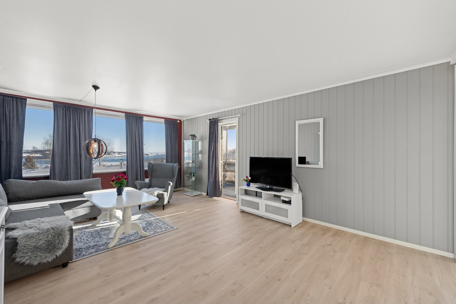 Herfra er det utgang til innglasset balkong. Galleribilde