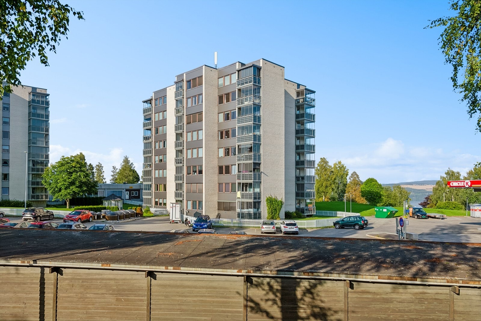 Området er meget rolig, solrikt og med kort veg til det meste, med gangavstand til både barnehager og Kopperud skole. I tillegg ligger et nærsenter med bl.a. Rema 1000 kun ca 100 meter unna. Galleribilde