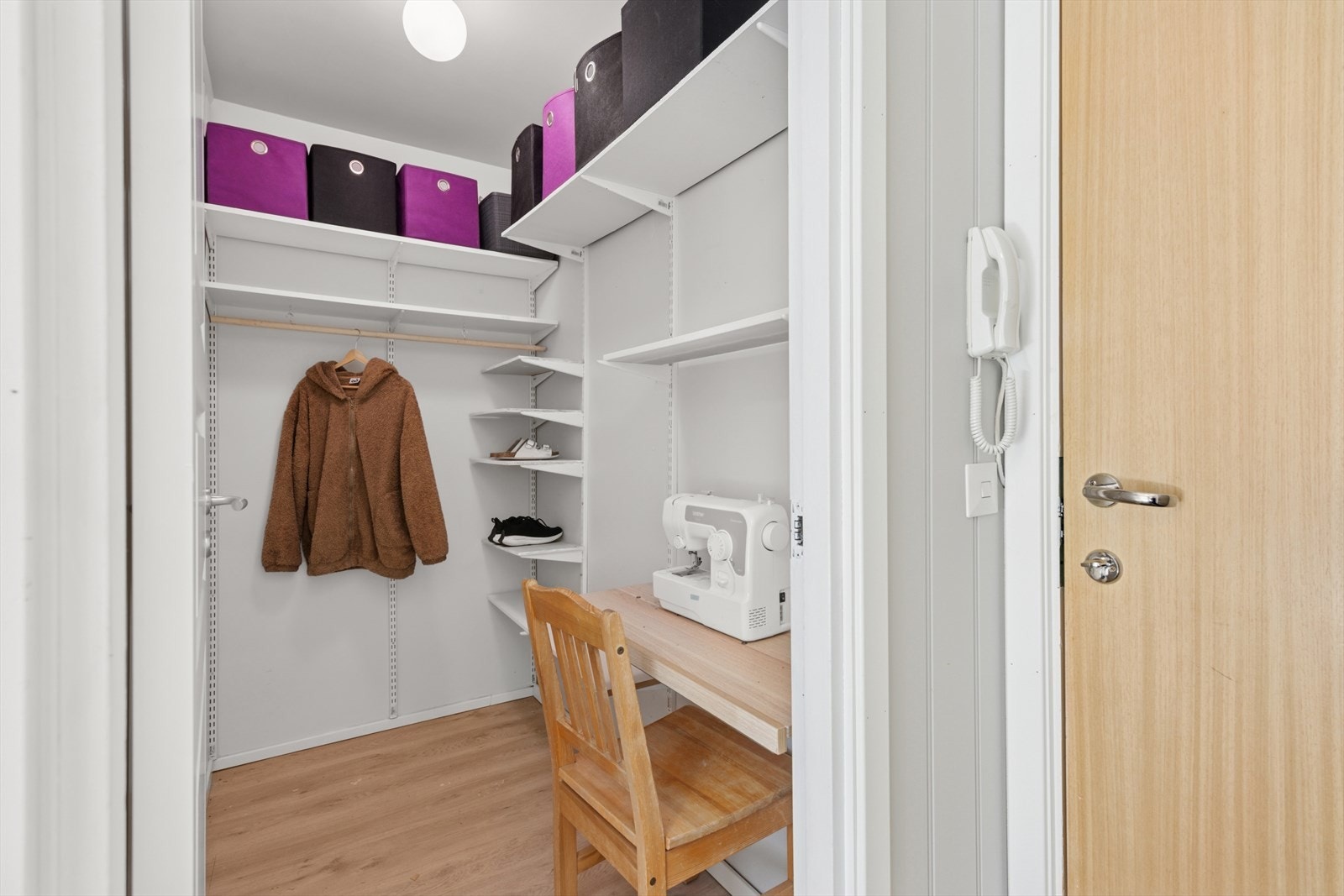 Boden er praktisk plassert ved inngangsdøra. Galleribilde