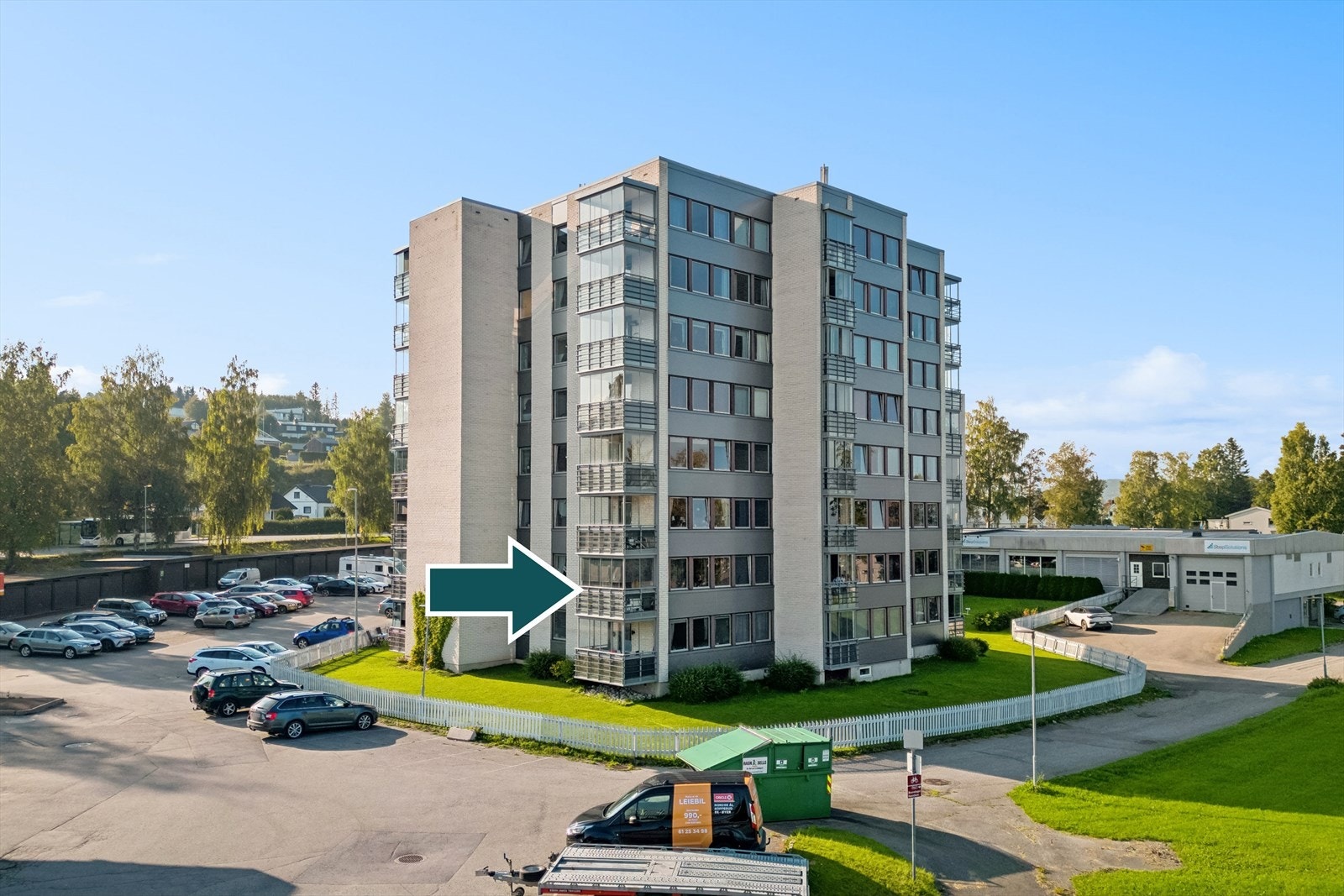 Kalkvegen 5 ligger flott til i et veletablert boligområde med sentral beliggenhet på Kopperud. Galleribilde