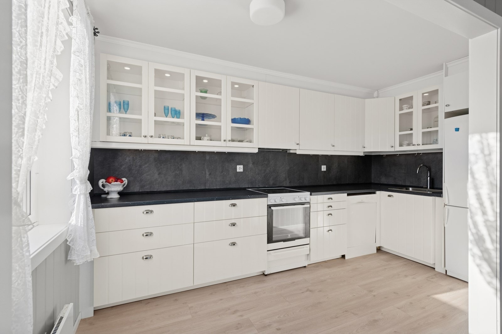 Kjøkkenet er innredet i en praktisk form og har godt med skap- og benkeplass. Pusset opp i 2017 Galleribilde