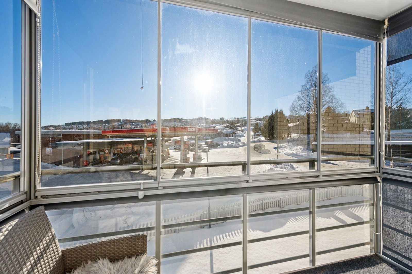 Vinduene kan enkelt skyves til siden og slippe sommeren inn. Galleribilde