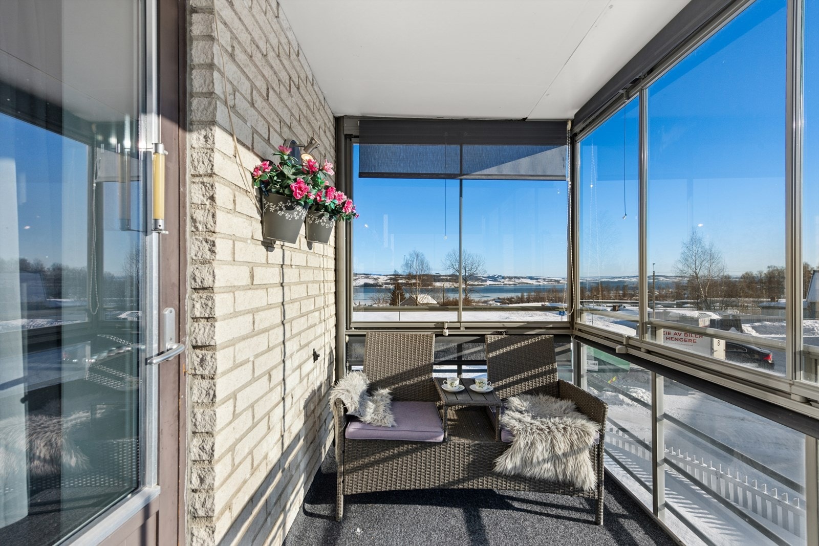 Balkongen er solrik og fungerer som en forlengelse av stuen. Galleribilde