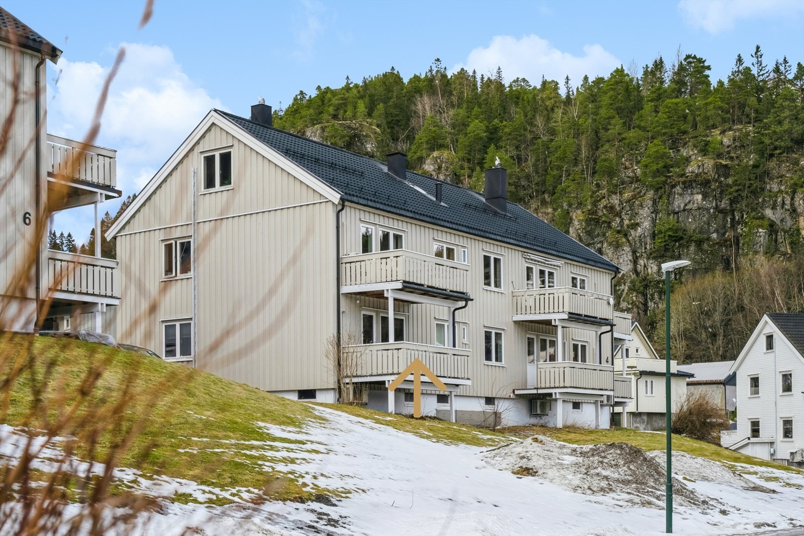 Leiligheten ligger sentralt og tilbaketrukket med gangavstand til bl.a.sentrum, småbåthavna og fine turområder. Galleribilde