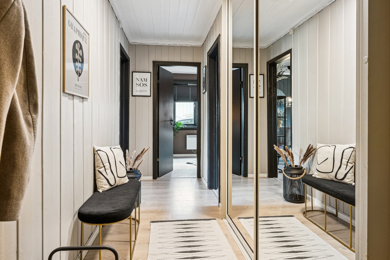Den er i 1.etg. og inneholder: Entre, stue, kjøkken, soverom, bad/wc. Galleribilde