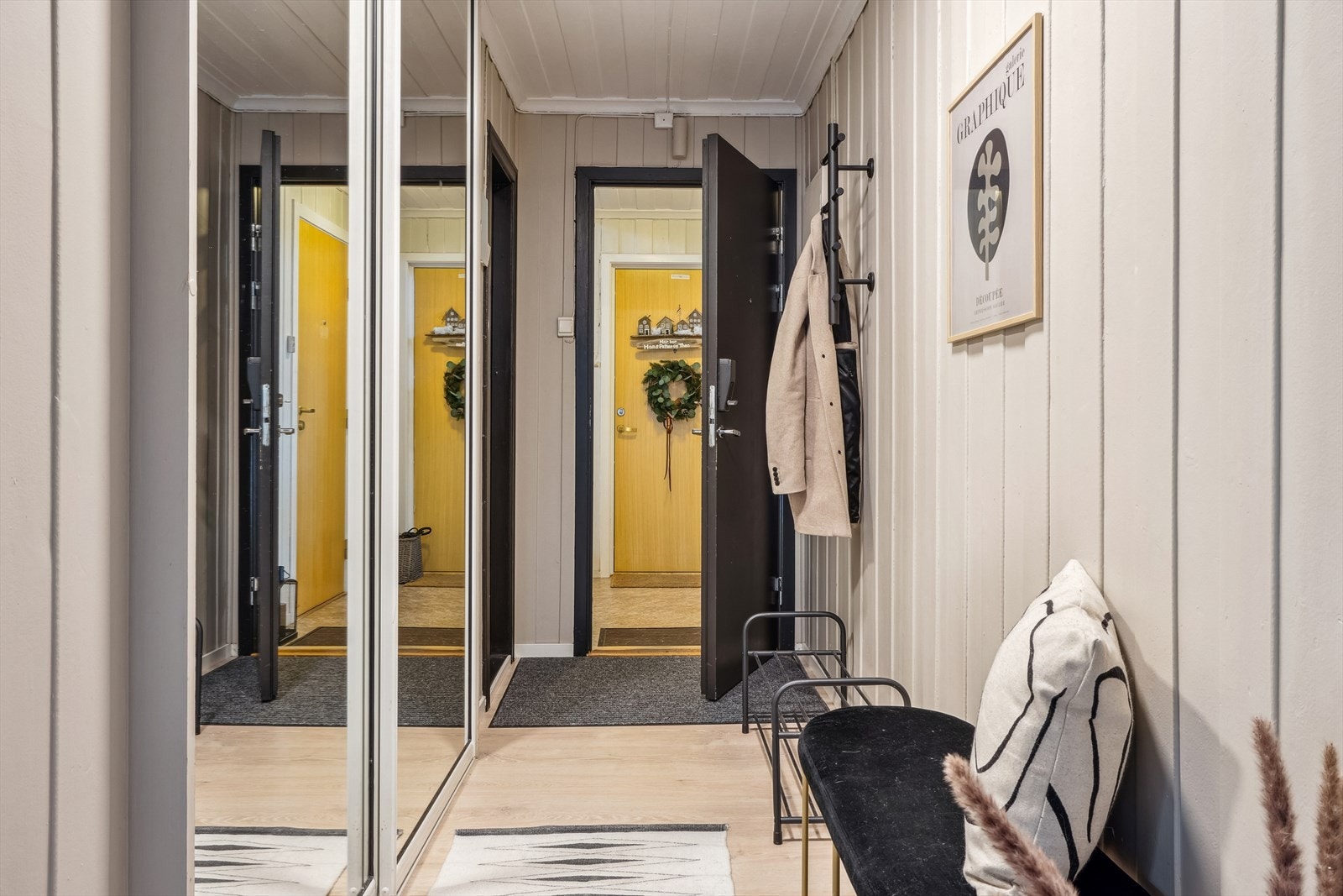 Stor skyvedørsgarderobe med speil. Perfekt for oppbevaring samt at det gir en fin romfølelse. Galleribilde