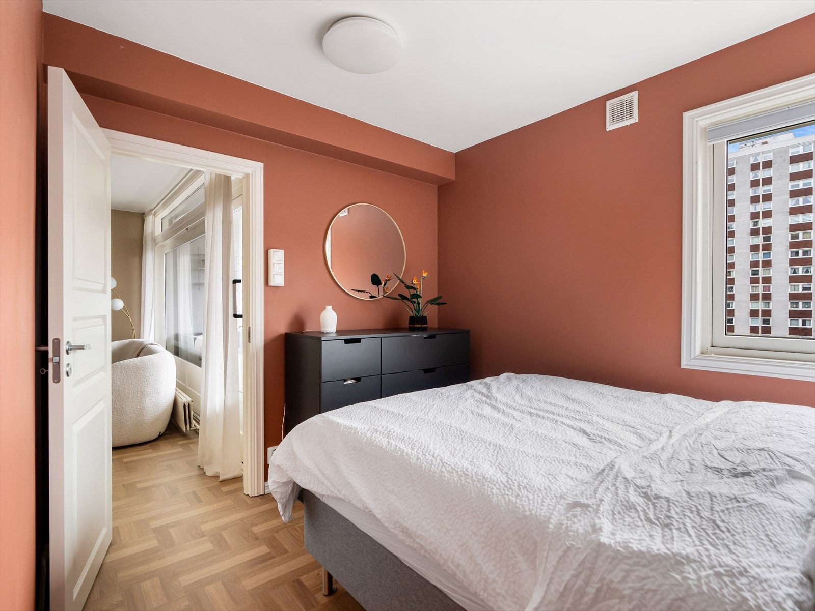 I tillegg er det plass til kommode, samt inngang til et walk in-closet. Galleribilde