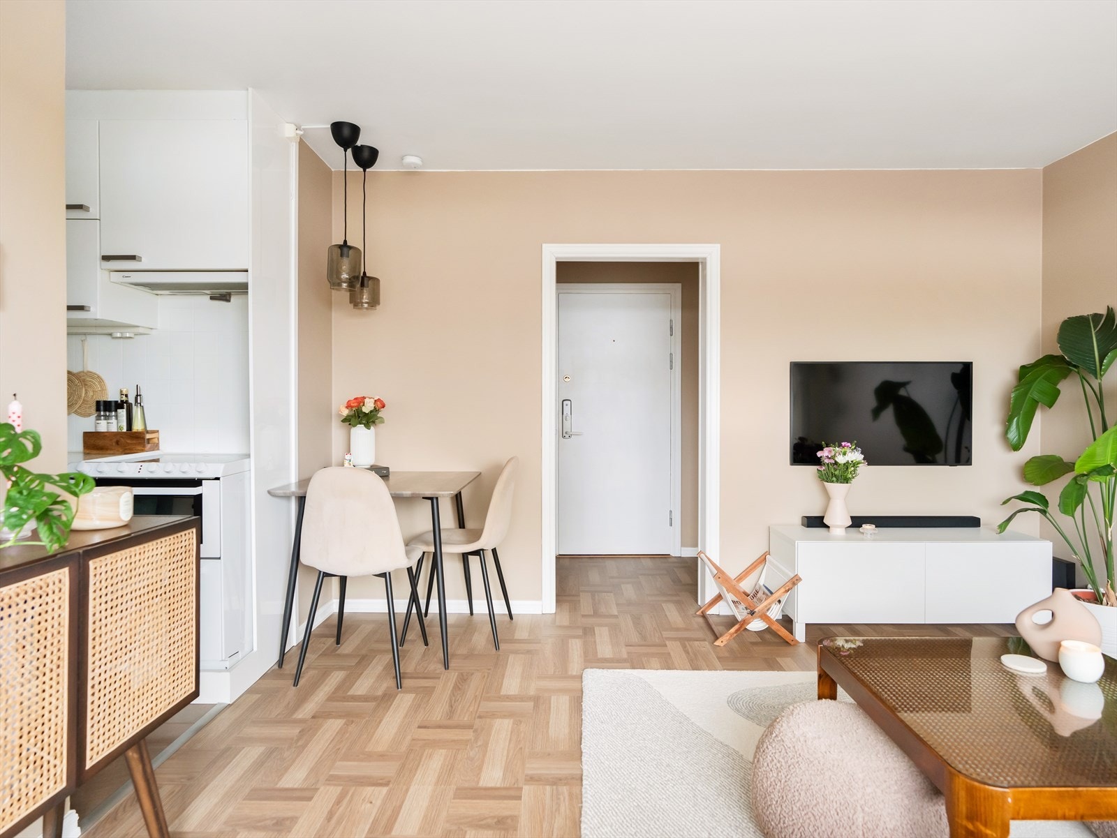 Oppholdsrommet har plass til sofaseksjon, tv-møbel og spisebord. Galleribilde