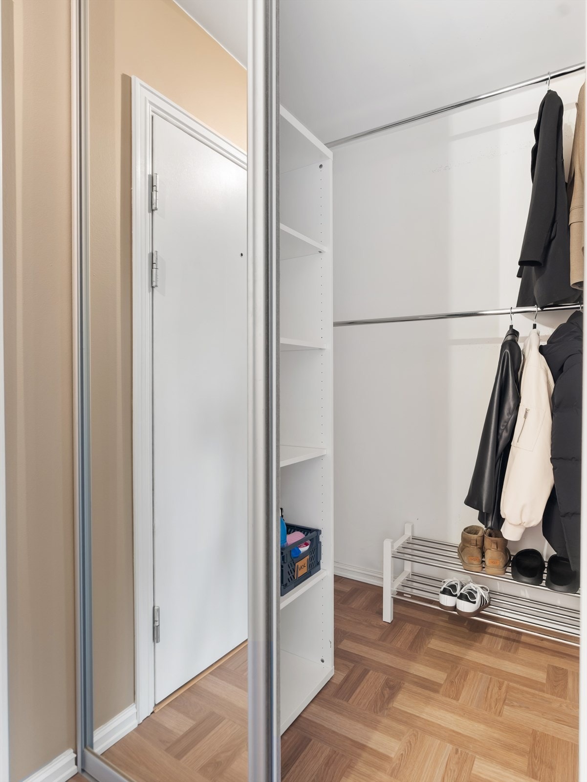 I entréen er det plass til å henge fra seg yttertøy og sette fra seg sko i praktisk skyvedørsgarderobe med speilfronter. Galleribilde