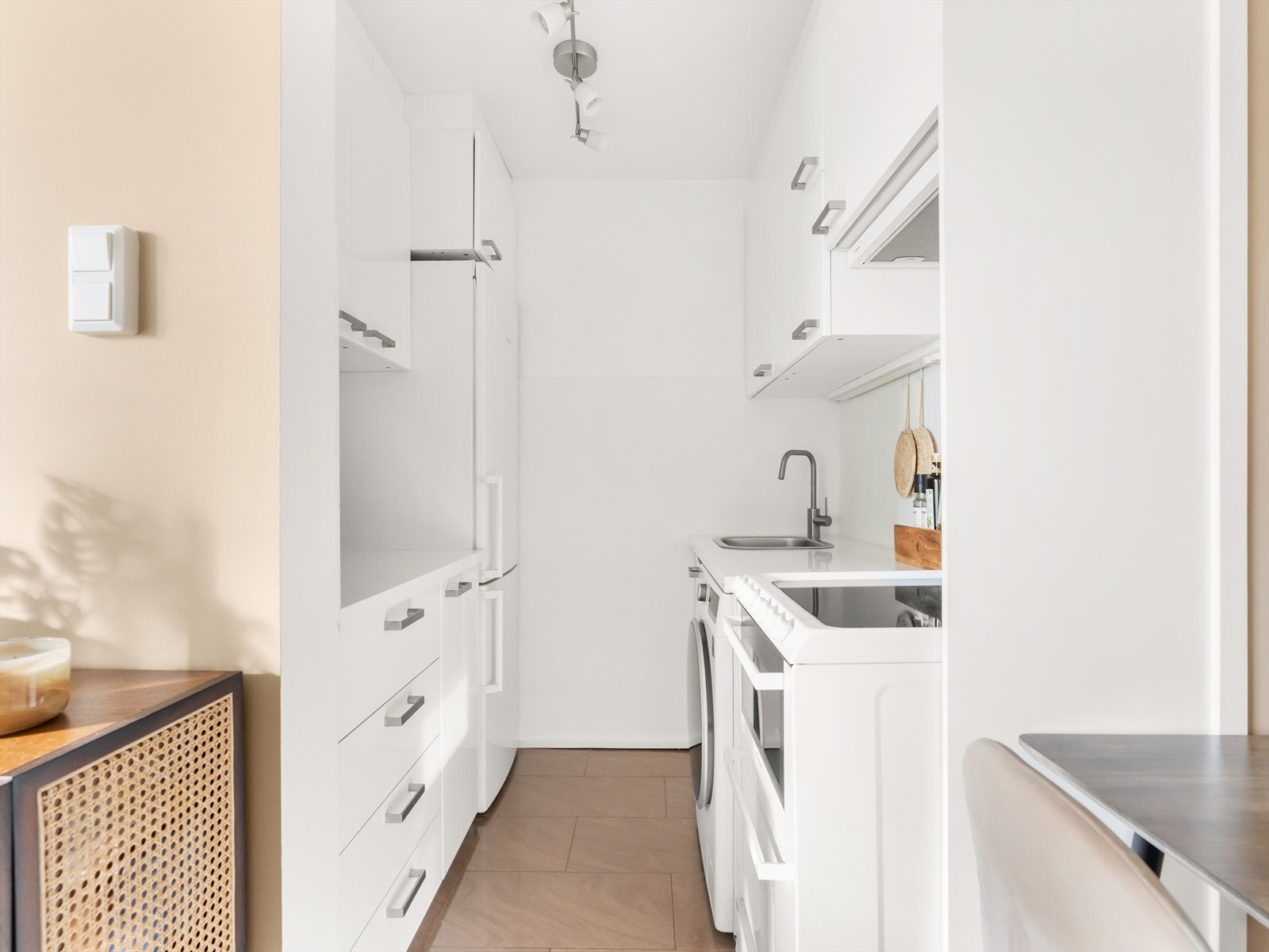 Det er plass til frittstående kjøle-/fryseskap og vaskemaskin, samt oppvaskmaskin integrert i komfyren. Galleribilde