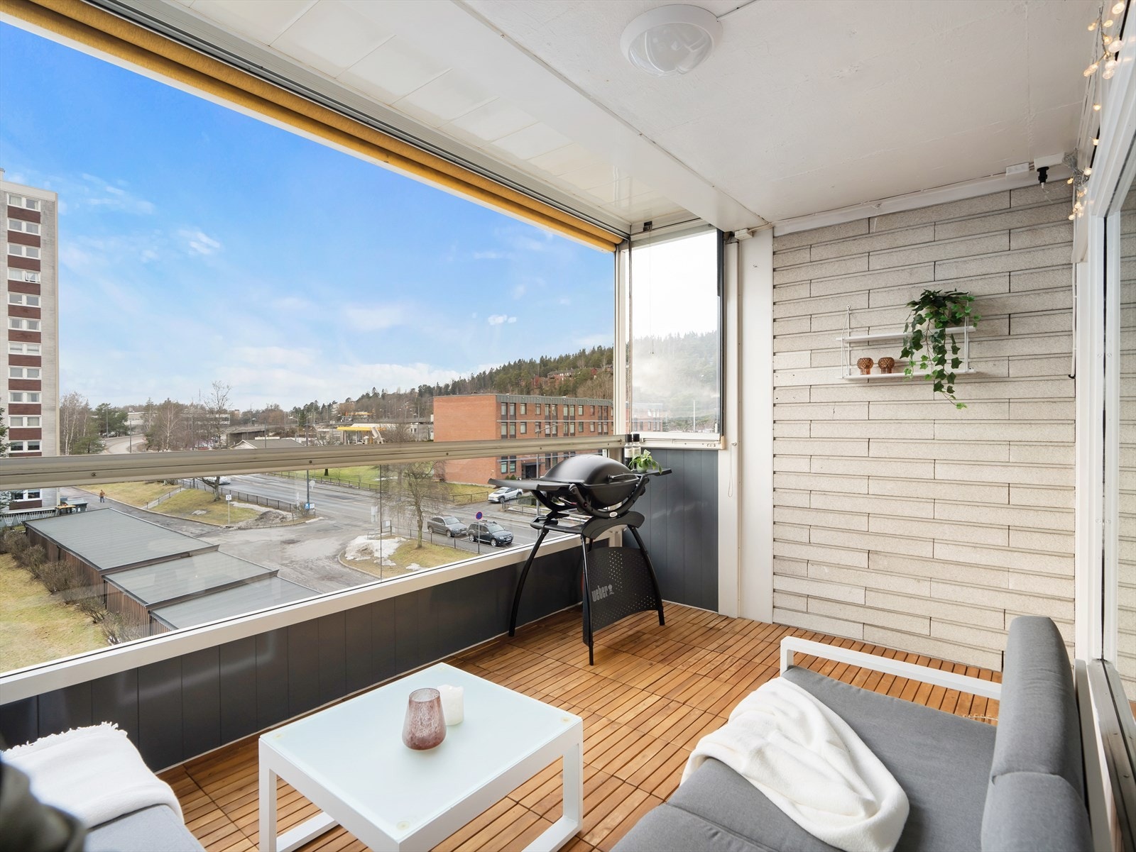 Fra stuen er det utgang til en herlig innglasset balkong på hele 10 m²! Galleribilde